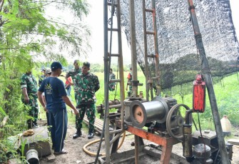 Komandan Kodim 0802/Ponorogo Letkol Inf Dwi Soerjono melanjutkan kegiatan peninjauan dan pengecekan pembuatan Irpom (Irigasi Perpompaan) bertempat di Desa Watubonang Kecamatan Badegan Kabupaten Ponorogo, Jumat (07/03/2025)