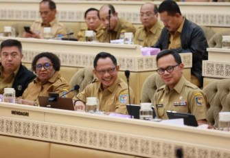Mendagri di hadapan Komisi II Dewan Perwakilan Rakyat (DPR) Republik Indonesia (RI) di Ruang Rapat Komisi II, Gedung DPR RI, Jakarta, Senin (3/2/2025).