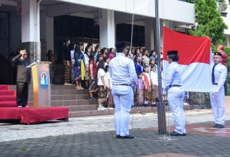 Mendikdasmen Pimpin Upacara Hardiknas Kenakan Baju Adat Pangsi Jawa Barat