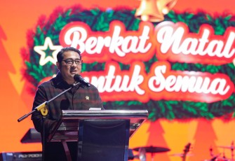 Menteri Ekonomi Kreatif, Teuku Riefky Harsya, menyampaikan sambutan dalam acara Bagak Marnatal yang berlangsung di SMA YP HKBP 1 Pematang Siantar, Sabtu (13/12/2025).