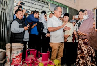 Menteri Energi dan Sumber Daya Mineral (ESDM) Bahlil Lahadalia saat sedang mengunjungi satu pangkalan LPG di Pekanbaru, Riau Rabu (5/2)