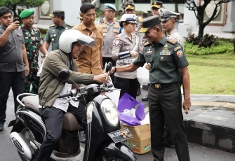 Pangdam Udayana dan Kapolda Bali Bagikan Takjil 