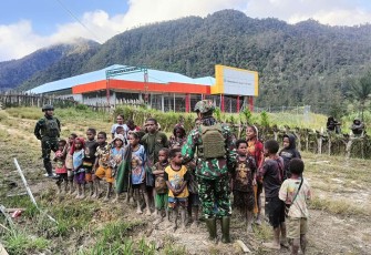 Satgas TNI Menebar Senyum di Kampung Mayuberi yang Terpencil