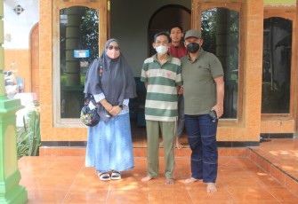 Komandan Kodim 0806/Trenggalek, Letkol Czi Yudo Aji Susanto, S.Sos., M.A., bersama Ketua Persit KCK Cabang XX Dim 0806, Ny. Nurul Yudo Aji Susanto, dengan penuh semangat melakukan kunjungan ke rumah Kapten Inf Sutoyo yang saat ini sedang menghadapi tantangan kesehatan