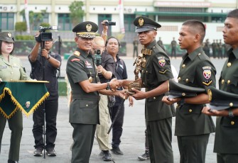 Pangdam IX/Udayana, Mayjen TNI Muhammad Zamroni, S.I.P., M.Si memimpin Upacara Penutupan Pendidikan Pertama Bintara TNI AD Gel II TA. 2024 yang digelar di Rindam IX/Udayana, Kediri, Tabanan, pada Kamis (27/3/2025)
