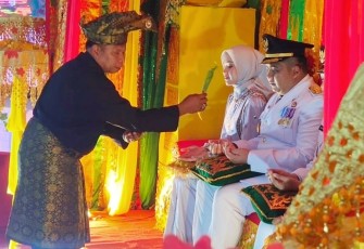 Roby-Deby Disambut Prosesi Adat Pencak Silat dan Tepuk Tepung Tawar