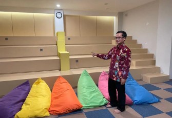 Kepala Diskarpus Depok, Utang Wardaya saat menunjukkan ruang theater yang menjadi fasilitas terbaru di Perpustakaan umum Kota Depok, Selasa (4/2)