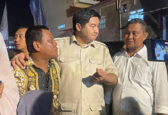 Menteri PKP Maruarar Sirait saat melakukan kunjungan kerja ke Perumahan Griya Bahtera 4 yang berlokasi di Jalan Moh Hatta Candiareng Warungasem, Batang, Jawa Tengah, Selasa (29/4/2025)