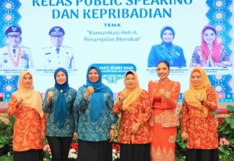 Ketua TP PKK Bintan Hafizha Rahmadhani memberikan apresiasi atas diselenggarakannya Pelatihan Kelas Public Speaking yang digagas Tim Penggerak PKK bersama DWP (Dharma Wanita Persatuan) Provinsi Kepri