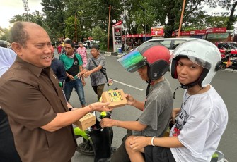 PN Makassar Selipkan Pesan Antikorupsi di Menu Takjil Gratis 