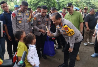 Kapolda Metro Jaya Irjen Pol Asep Edi Suheri saat menyapa dan berinteraksi langsung dengan masyarakat, khususnya anak-anak.