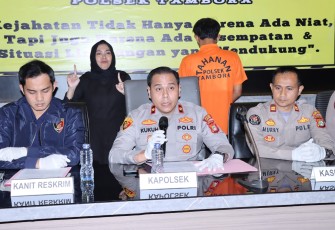 Kapolsek Tambora Kompol Muhammad Kukuh Islami didampingi Kanit Reskrim Iptu Sudrajat Djumantara dalam jumpa pers mengungkapkan bahwa kejadian tersebut terjadi pada Sabtu (22/2/2025) sekitar pukul 11.00 WIB