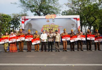 Kapolri Jenderal Listyo Sigit Prabowo saat foto bersama Veteran Polri, keluarga M Jasin, dan putri Moekari (Ajudan M Jasin).