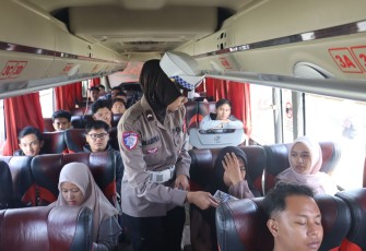 Ditlantas Polda Kalteng Bagikan Buku Saku Keselamatan Berlalu Lintas Kepada Para Pemudik 