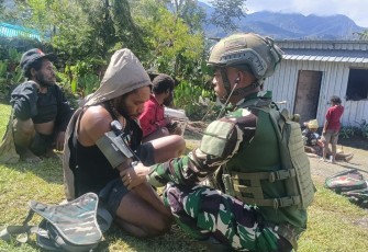 Prajurit Satgas Yonif 700/WYC melalui Pos Kout Sinak melaksanakan anjangsana ke Kampung Gigobak II, Distrik Sinak, Kabupaten Puncak. 