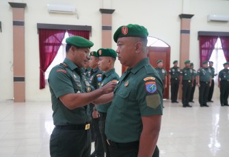 Komandan Korem 121/Abw Brigjen TNI Purnomosidi, S.I.P., M.A.P., M.Han., memimpin acara laporan Korps kenaikan pangkat prajurit Korem 121/Abw Periode 1 April 2025, sebanyak 23 orang terdiri dari 2 orang Perwira, 20 orang Bintara dan 1 orang Tamtama, kegiatan ini berlangsung di Aula Korem 121/Abw, Sintang, Kalimantan Barat, Rabu (09/04/2025)