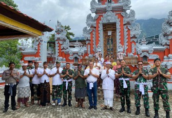  Letjen TNI I Nyoman Cantiasa melakukan kunjungan ke Pura Agung Giri Cyclop yang berlokasi di komplek Yonif 751/VJS, Sentani, Jayapura