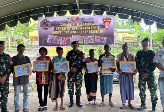 Satgas Pamtas Tebar Kasih Natal bagi Masyarakat Desa Alas