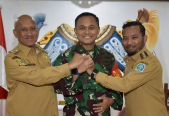 Bupati Biak Numfor, Markus Oktovianus Mansnembra mengapresiasi kinerja Dandim 1708/BN Letkol Inf Marsen Sinaga, S.Hub.Int., M.Han, atas keberhasilan pelaksanaan TNI Manunggal Membangun Desa (TMMD) ke123 di Kampung Kbusdori, Distrik Swandiwe, Kabupaten Biak Numfor