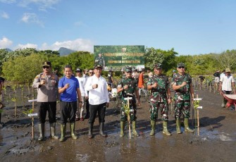  Pangdam IX/Udayana Mayjen TNI Zamroni, S.IP., M.Si, Irdam IX/Udayana, Danrem 163/Wira Satya dan Bupati Buleleng melaksanakan kegiatan penanaman mangrove di perairan Teluk Terima, Desa Sumberklampok, Kecamatan Gerokgak, Kabupaten Buleleng, Jumat (28/2/2025)