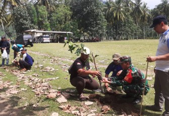 Aksi Bersama TNI-Polri Serta Pemerintah Kecamatan Munjungan Selamatkan Pantai Kebo dari Abrasi