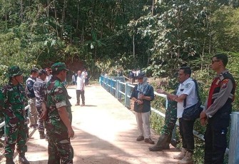 Tinjau Lokasi Pembangunan Jalan Desa di Wilayah Pacitan
