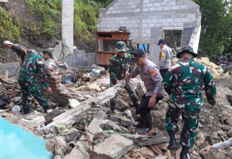 TNI Polri Bersama Masyarakat Gotong Royong Atasi