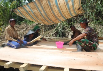Satgas TMMD Ke-123 Kodim 1405/Parepare Komsos Bersama Warga