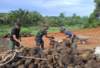 Satgas TMMD Ke-123 Kodim 0407/Kota Bengkulu Pasang Gorong-Gorong di Lokasi Peningkatan Jalan Usaha Tani Desa Tengah Padang