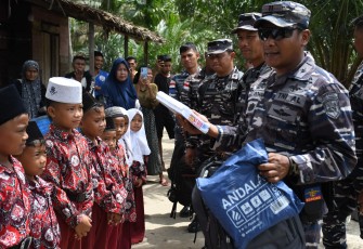 TNI AL Beri Tali Asih untuk Anak Pesisir 