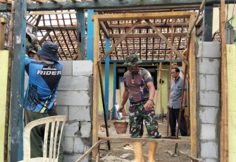 Proses pengerjaan kegiatan rehab Panti Asuhan Citra diri yang terletak di Desa Kayen, Kec/Kab.Pacitan sudah memasuki 5 hari kerja, kegiatan ini merupakan bagian dari program bakti sosial Korem 081/Dsj dalam kegiatan ini di percayakan Kodim 0801/Pacitan rangka meningkatkan kualitas hidup anak-anak panti asuhan, Selasa (15/4/2025)