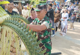 Guna melestarikan warisan budaya leluhur, warga masyarakat Desa Tamansari mengadakan Festival Arak tumpeng kupat di kawasan wisata Bukit tompe Desa Tamanasri, Kecamatan Pringkuku, Kabupaten Pacitan, Senin (7/4/2025)