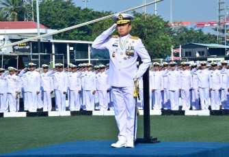 Upacara bendera di lapangan Moeljono Silam, Mako Kolinlamil, Tanjung Priok, Jakarta Utara, Minggu (17/8).