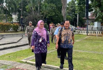 Wakil Walikota Depok Chandra Rahmansyah jalan kaki menuju kantor Balai Kota, Jumat (21/02/25) pagi