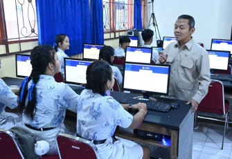 Wamendikdasmen, Fajar Riza Ul Haq saat  meninjau langsung kesiapan sejumlah sekolah di Kabupaten Karangasem, Bali.