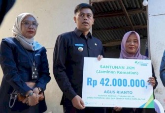 Walikota Blitar Syauqul Muhibbin Saat Serahkan Manfaat Program JKM kepada Ahli Waris (Foto : Pemkot Blitar)