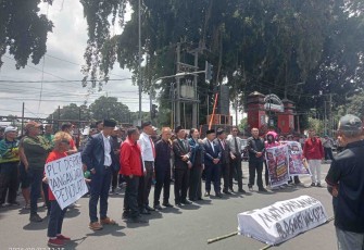 Elim Tyu Samba Saat Orasi di Depan Kantor Walikota Blitar, Senin 7 September 2026. (Foto : Klikwarta.com)