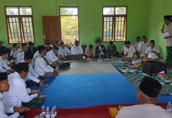 KH Yusuf Chudlori atau Gus Yusuf saat memberi pengarahan 