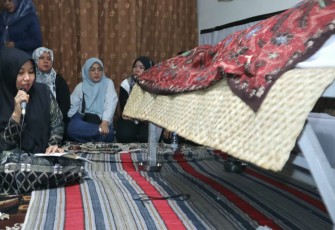 Senator DPD RI Lia Istifhama ketika memanjatkan doa di depan jenazah kakaknya, Hj. Fentin Istifa’iyah