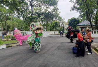 Pertunjukan atraksi barongsai menghibur wisatawan di De' Tasikmadoe Heritage Karanganyar, Minggu (15/2/2026).