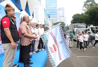 Wamenaker, Afriansyah Noor, melepas keberangkatan mudik gratis bagi 295 pekerja/buruh beserta keluarga mereka di halaman Gedung Vokasi Kementerian Ketenagakerjaan (Kemnaker), Jakarta, Minggu (15/3/2026).