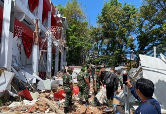 Reaksi Cepat Prajurit TNI saat Tangani Dampak Gempa M 7,6 di Sulawesi Utara