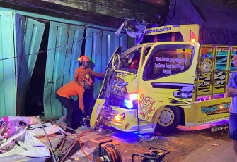 Anggota Basarnas Surakarta melakukan evakuasi terhadap pengemudi truk yang terjepit kabin usai menabrak sebuah warung di Jalan Embarkasi Haji, Desa Gagak Sipat, Kecamatan Ngemplak, Kabupaten Boyolali, Sabtu (25/4/2026) dini hari. (Foto: Istimewa).