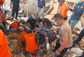 TNI Kerahkan Personel Bantu Masyarakat Terdampak Gempa NTT