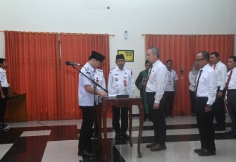 Bupati Trenggalek, Mochamad Nur Arifin, saat melantik dan mengambil sumpah 8 Pejabat Tinggi Pratama dan1 Direktur Perumda Tirta Wening di Gedung Bawarasa Lantai 1, Rabu (1/4/2026)