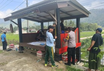 Babinsa Koramil 0801/03 Arjosari Serma Suhadi dan Bhabinkamtibmas polsek Arjosari, turut serta dalam pembenahan dan perbaikan Pos Keamanan Lingkungan (Kamling) di Dusun Ganang, Desa Gunungsari, Kecamatan Arjosari, Kabupaten Pacitan, Selasa (17/2/2026).