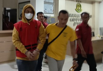  AM, saat digelandang petugas usai diperiksa penyidik di Kantor Kejari Karanganyar, Rabu (29/4/2026) malam.