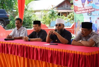 Gubernur dan Wakil Gubernur Tinjau Jalan Air Muring–Suka Makmur /Foto : MC 