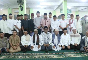 Wali Kota Lis Darmansyah dan Wakil Wali Kota Raja Ariza foto bersama saat Safari Ramadan bertepatan peringatan Nuzulul Qur'an yang diselenggarakan DKM Masjid Ar Rahim Teluk Keriting, Jumat (6/3/2026).
