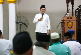 Gubernur Kepulauan Riau Ansar Ahmad saat Safari Ramadan 1447 Hijriah dengan mengunjungi Masjid Al-Maghfiroh di Kota Tanjungpinang, Jumat (6/3/2026).
